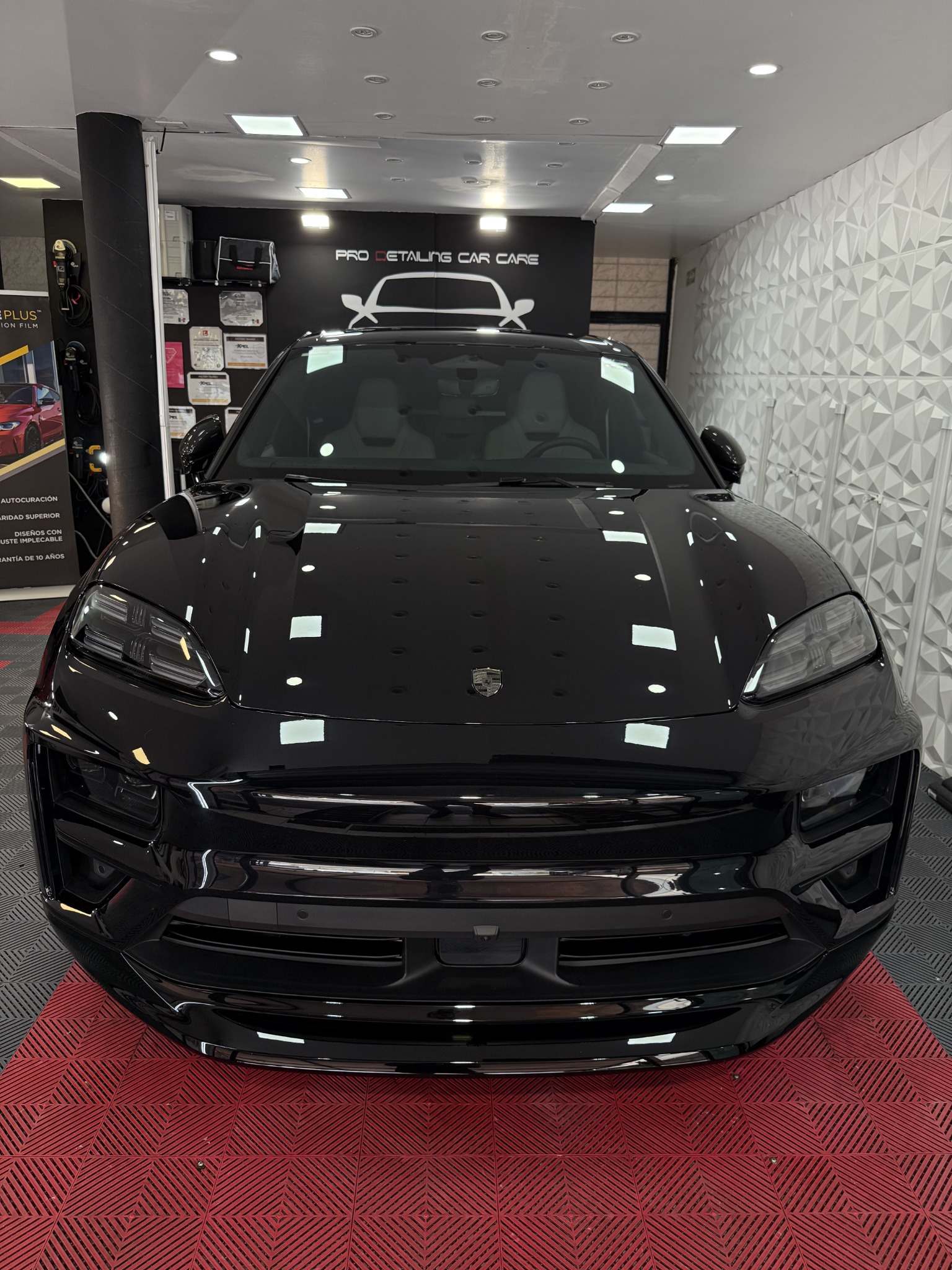 Porsche negro con acabado cerámico en Pro Detailing Car Care